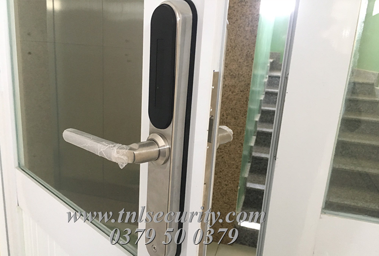 lap-khoa-cua-dien-tu-thong-minh-tai-thu-duc